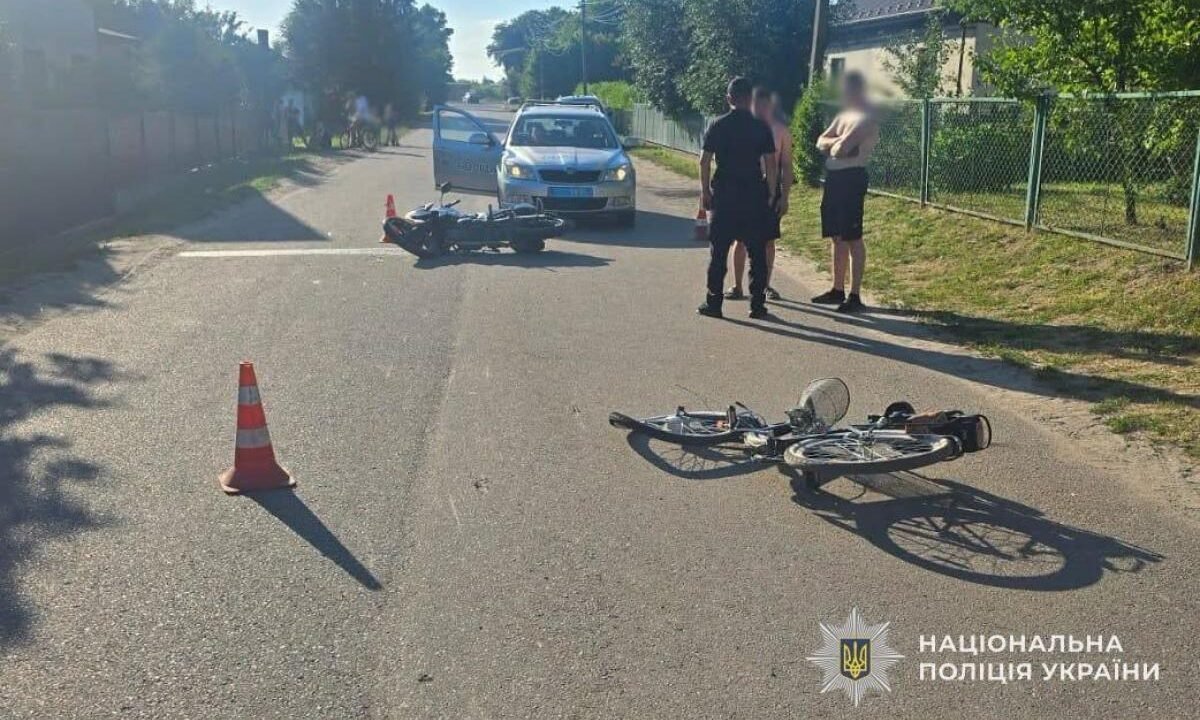 На Шептиччині зіткнулися мотоцикл і велосипед: обох неповнолітніх водіїв госпіталізовано