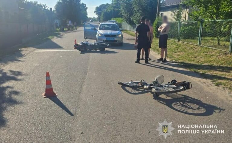 На Шептиччині зіткнулися мотоцикл і велосипед: обох неповнолітніх водіїв госпіталізовано