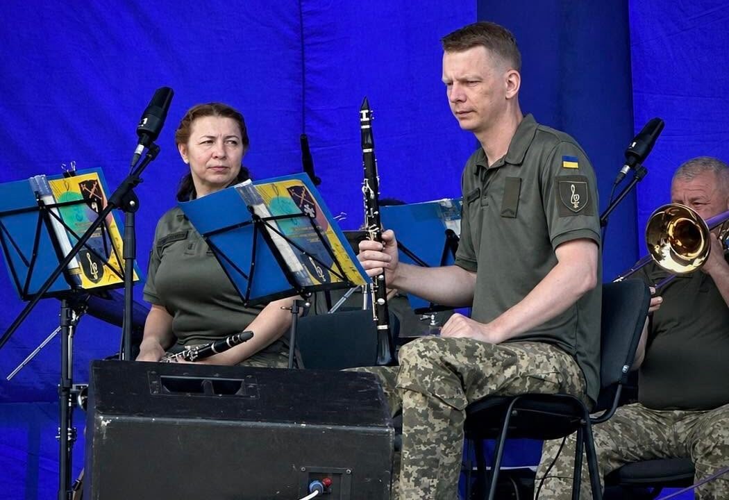 Патріотичні хіти та світові шедеври: у Шептицькому виступив військовий оркестр із бойовим досвідом