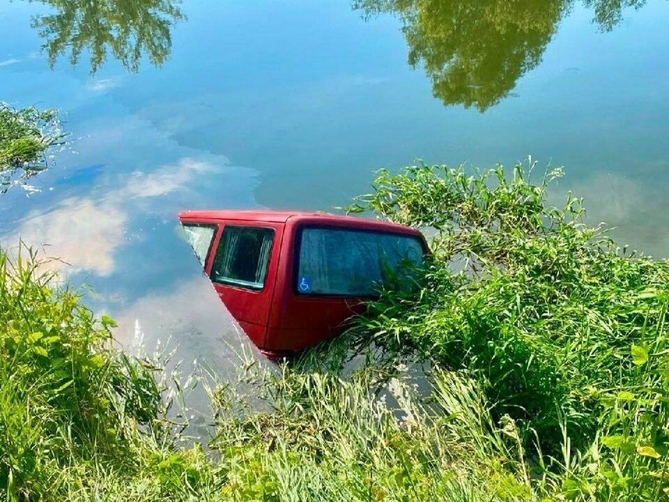 У річці Західний Буг виявили автомобіль із тілом чоловіка