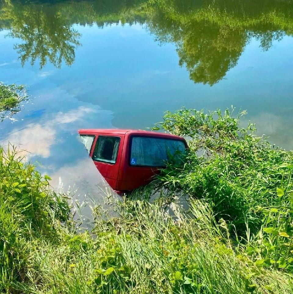 У річці Західний Буг виявили автомобіль із тілом чоловіка