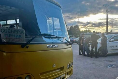 Інцидент на автовокзалі в Шептицькому: чоловік розбив автобус