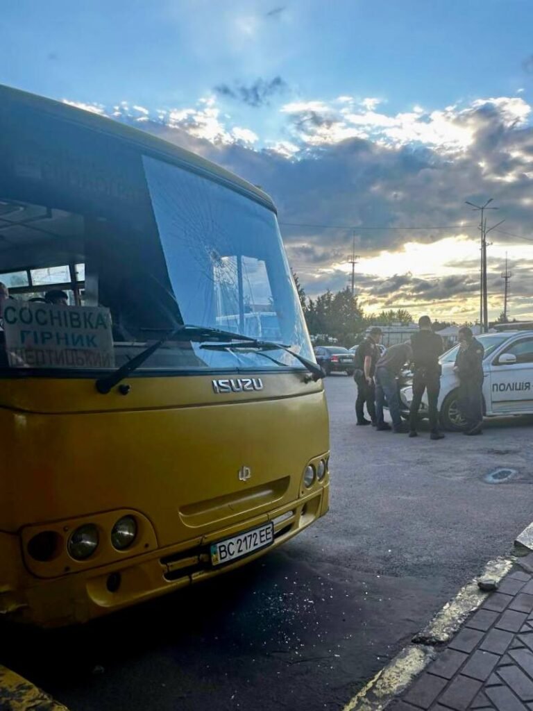 Інцидент на автовокзалі в Шептицькому: чоловік розбив автобус