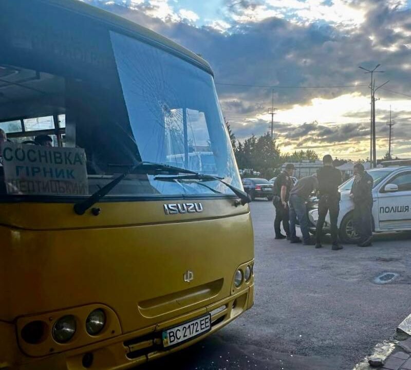 Інцидент на автовокзалі в Шептицькому: чоловік розбив автобус