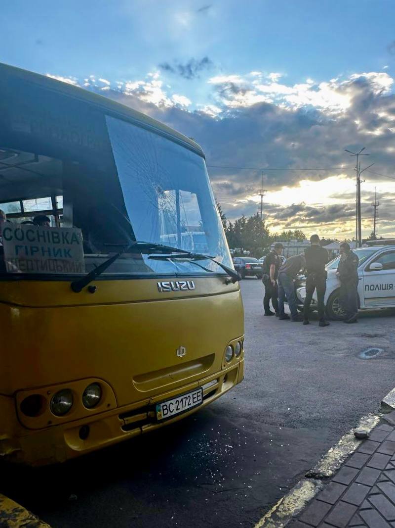 Інцидент на автовокзалі в Шептицькому: чоловік розбив автобус